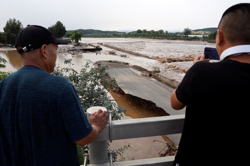 Hujan deras kembali melanda wilayah Beijing dan sekitarnya pada Senin (28/7/2025), memicu banjir dan longsor. Hujan deras kembali melanda wilayah Beijing dan sekitarnya pada Senin (28/7/2025), memicu banjir dan longsor yang memaksa lebih dari 4.000 warga mengungsi. (REUTERS/Florence Lo)
