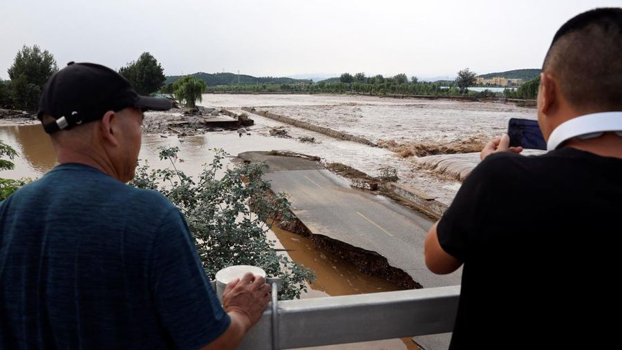 Hujan deras kembali melanda wilayah Beijing dan sekitarnya pada Senin (28/7/2025), memicu banjir dan longsor yang memaksa lebih dari 4.000 warga mengungsi. (REUTERS/Florence Lo)