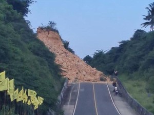 Longsor Tutup Jalan Raya Gorontalo Outer Ring Road, Lalin Lumpuh