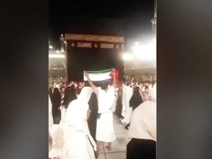 Jemaah Umrah Nekat Kibarkan Bendera Palestina di Kabah, Berujung Ditangkap