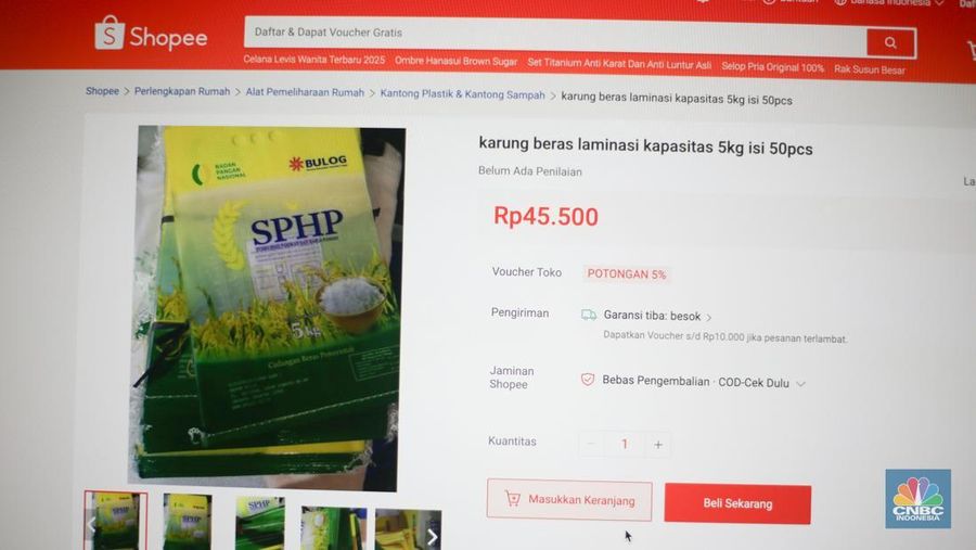 Karung beras SPHP dan karung beras bulog dijual di ecommerce. (CNBC Indonesia/Tias Budiarto)