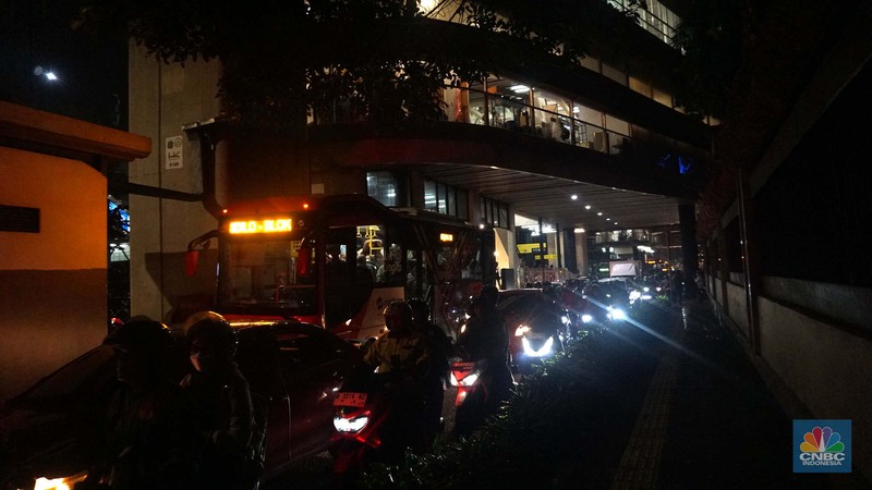 Kebakaran yang melanda Pasar Taman Puring di Jalan Kyai Maja, Kebayoran Baru, Jakarta Selatan, Senin (28/7/2025), membuat arus lalu lintas di sekitar lokasi macet parah. (CNBC Indonesia/Muhammad Sabki) Kebakaran yang melanda Pasar Taman Puring di Jalan Kyai Maja, Kebayoran Baru, Jakarta Selatan, Senin (28/7/2025), membuat arus lalu lintas di sekitar lokasi macet parah. (CNBC Indonesia/Muhammad Sabki)