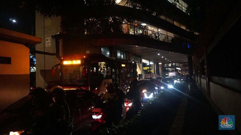 Kebakaran yang melanda Pasar Taman Puring di Jalan Kyai Maja, Kebayoran Baru, Jakarta Selatan, Senin (28/7/2025), membuat arus lalu lintas di sekitar lokasi macet parah. (CNBC Indonesia/Muhammad Sabki)
