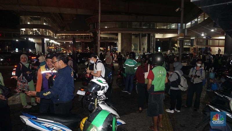 Kebakaran yang melanda Pasar Taman Puring di Jalan Kyai Maja, Kebayoran Baru, Jakarta Selatan, Senin (28/7/2025), membuat arus lalu lintas di sekitar lokasi macet parah. (CNBC Indonesia/Muhammad Sabki)