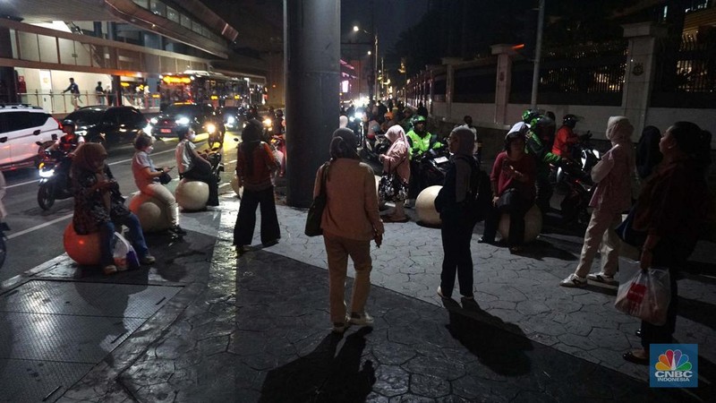Kebakaran yang melanda Pasar Taman Puring di Jalan Kyai Maja, Kebayoran Baru, Jakarta Selatan, Senin (28/7/2025), membuat arus lalu lintas di sekitar lokasi macet parah. (CNBC Indonesia/Muhammad Sabki)