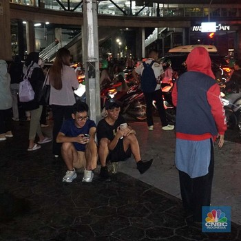Penampakan Warga Terjebak-Numpuk di CSW Imbas Kebakaran Taman Puring