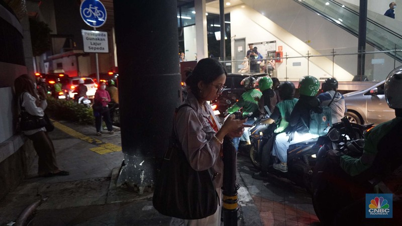 Kebakaran yang melanda Pasar Taman Puring di Jalan Kyai Maja, Kebayoran Baru, Jakarta Selatan, Senin (28/7/2025), membuat arus lalu lintas di sekitar lokasi macet parah. (CNBC Indonesia/Muhammad Sabki)