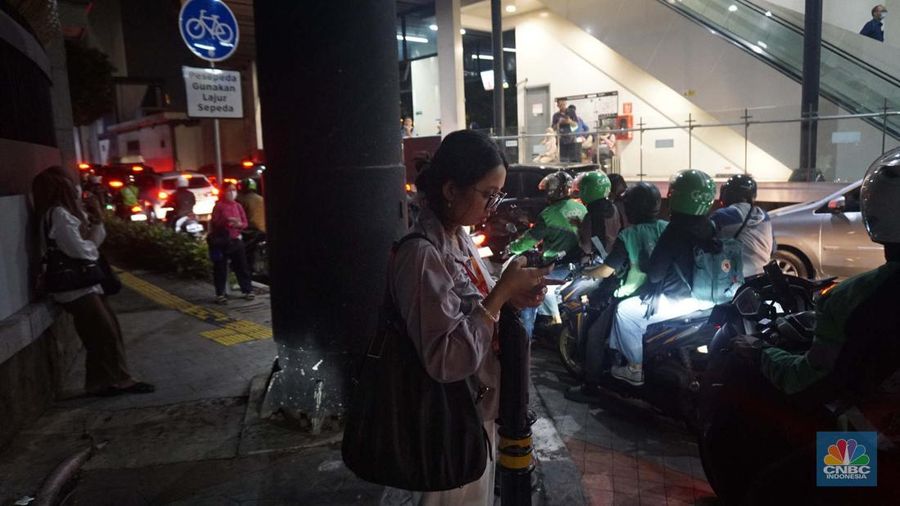 Kebakaran yang melanda Pasar Taman Puring di Jalan Kyai Maja, Kebayoran Baru, Jakarta Selatan, Senin (28/7/2025), membuat arus lalu lintas di sekitar lokasi macet parah. (CNBC Indonesia/Muhammad Sabki)