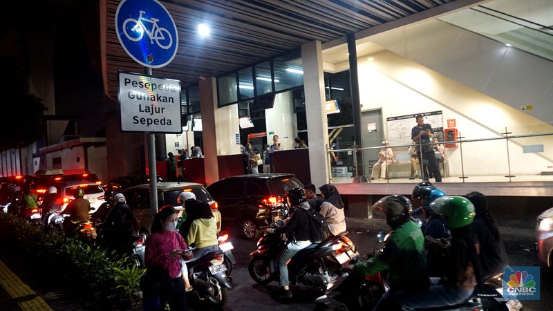 Kebakaran yang melanda Pasar Taman Puring di Jalan Kyai Maja, Kebayoran Baru, Jakarta Selatan, Senin (28/7/2025), membuat arus lalu lintas di sekitar lokasi macet parah. (CNBC Indonesia/Muhammad Sabki) Kebakaran yang melanda Pasar Taman Puring di Jalan Kyai Maja, Kebayoran Baru, Jakarta Selatan, Senin (28/7/2025), membuat arus lalu lintas di sekitar lokasi macet parah. (CNBC Indonesia/Muhammad Sabki)