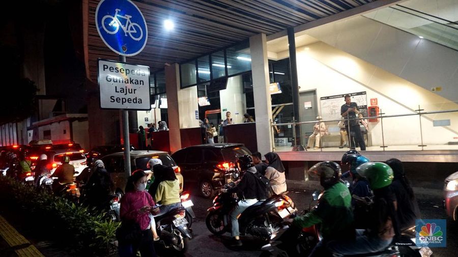 Kebakaran yang melanda Pasar Taman Puring di Jalan Kyai Maja, Kebayoran Baru, Jakarta Selatan, Senin (28/7/2025), membuat arus lalu lintas di sekitar lokasi macet parah. (CNBC Indonesia/Muhammad Sabki)