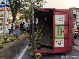 Ibu-ibu Tewas Usai Motornya Tertabrak-Tertimpa Truk Elpiji di Pasuruan