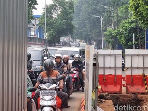 Pramono Minta Bedeng Proyek Diperkecil untuk Kurangi Macet Jl TB Simatupang