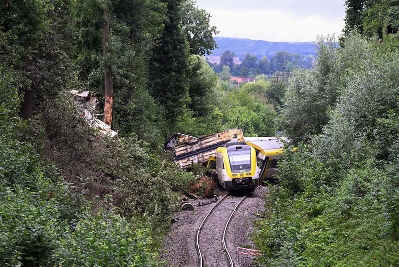 Kereta penumpang regional tergelincir di kawasan hutan dekat kota Riedlingen, negara bagian Baden-Wurttemberg, Jerman. Kereta penumpang regional tergelincir di kawasan hutan dekat kota Riedlingen, negara bagian Baden-Wurttemberg, Jerman barat daya, pada Minggu, (27/7/2025). (REUTERS/Angelika Warmuth)