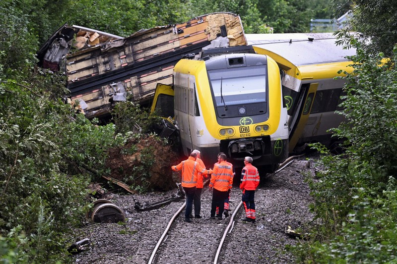 Kereta penumpang regional tergelincir di kawasan hutan dekat kota Riedlingen, negara bagian Baden-Wurttemberg, Jerman. Kereta penumpang regional tergelincir di kawasan hutan dekat kota Riedlingen, negara bagian Baden-Wurttemberg, Jerman barat daya, pada Minggu, (27/7/2025). (REUTERS/Angelika Warmuth)