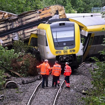 Kereta Api Berpenumpang 100 Orang Kecelakaan, 3 Tewas