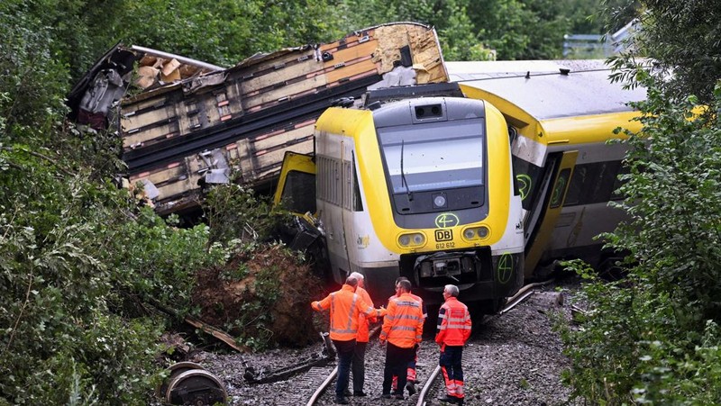 Kereta penumpang regional tergelincir di kawasan hutan dekat kota Riedlingen, negara bagian Baden-Wurttemberg, Jerman barat daya, pada Minggu, (27/7/2025). (REUTERS/Angelika Warmuth)