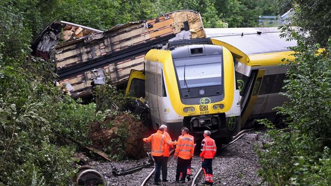 Kereta Api Berpenumpang 100 Orang Kecelakaan, 3 Tewas
