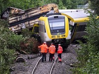 Kereta Api Berpenumpang 100 Orang Kecelakaan, 3 Tewas