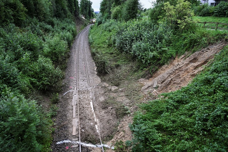 Kereta penumpang regional tergelincir di kawasan hutan dekat kota Riedlingen, negara bagian Baden-Wurttemberg, Jerman. Kereta penumpang regional tergelincir di kawasan hutan dekat kota Riedlingen, negara bagian Baden-Wurttemberg, Jerman barat daya, pada Minggu, (27/7/2025). (REUTERS/Angelika Warmuth)
