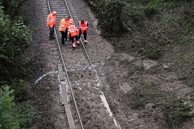 Kereta penumpang regional tergelincir di kawasan hutan dekat kota Riedlingen, negara bagian Baden-Wurttemberg, Jerman. Kereta penumpang regional tergelincir di kawasan hutan dekat kota Riedlingen, negara bagian Baden-Wurttemberg, Jerman barat daya, pada Minggu, (27/7/2025). (REUTERS/Angelika Warmuth)
