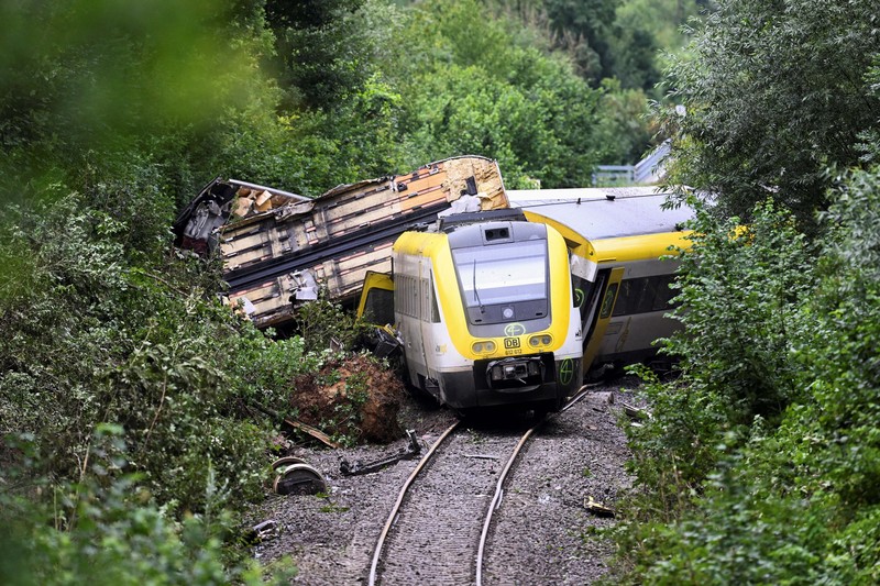 Kereta penumpang regional tergelincir di kawasan hutan dekat kota Riedlingen, negara bagian Baden-Wurttemberg, Jerman. Kereta penumpang regional tergelincir di kawasan hutan dekat kota Riedlingen, negara bagian Baden-Wurttemberg, Jerman barat daya, pada Minggu, (27/7/2025). (REUTERS/Angelika Warmuth)