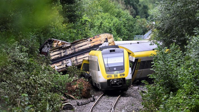 Kereta penumpang regional tergelincir di kawasan hutan dekat kota Riedlingen, negara bagian Baden-Wurttemberg, Jerman barat daya, pada Minggu, (27/7/2025). (REUTERS/Angelika Warmuth)