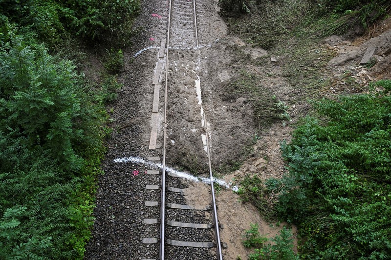 Kereta penumpang regional tergelincir di kawasan hutan dekat kota Riedlingen, negara bagian Baden-Wurttemberg, Jerman. Kereta penumpang regional tergelincir di kawasan hutan dekat kota Riedlingen, negara bagian Baden-Wurttemberg, Jerman barat daya, pada Minggu, (27/7/2025). (REUTERS/Angelika Warmuth)