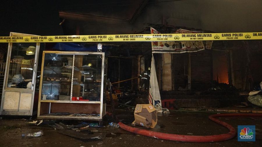 Kobaran api dan asap masih terlihat di Pasar Taman Puring, Kebayoran Baru, Jakarta Selatan, Senin (28/7/2025). Petugas Damkar masih berusaha memadamkan si jago merah. (CNBC Indonesia/Muhammad Sabki)