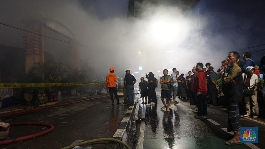 Kobaran api dan asap masih terlihat di Pasar Taman Puring, Kebayoran Baru, Jakarta Selatan, Senin (28/7/2025). Petugas Damkar masih berusaha memadamkan si jago merah. (CNBC Indonesia/Muhammad Sabki)