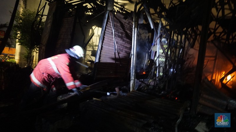 Kobaran api dan asap masih terlihat di Pasar Taman Puring, Kebayoran Baru, Jakarta Selatan. Kobaran api dan asap masih terlihat di Pasar Taman Puring, Kebayoran Baru, Jakarta Selatan, Senin (28/7/2025). Petugas Damkar masih berusaha memadamkan si jago merah. (CNBC Indonesia/Muhammad Sabki)