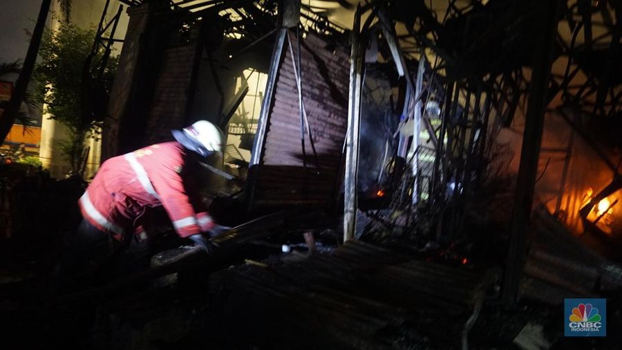 Kobaran api dan asap masih terlihat di Pasar Taman Puring, Kebayoran Baru, Jakarta Selatan, Senin (28/7/2025). Petugas Damkar masih berusaha memadamkan si jago merah. (CNBC Indonesia/Muhammad Sabki)