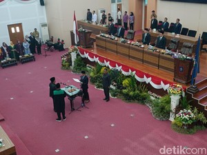 Gantikan Rumiawan, Lalu Kelan Resmi Dilantik Jadi Anggota DPRD Lombok Tengah