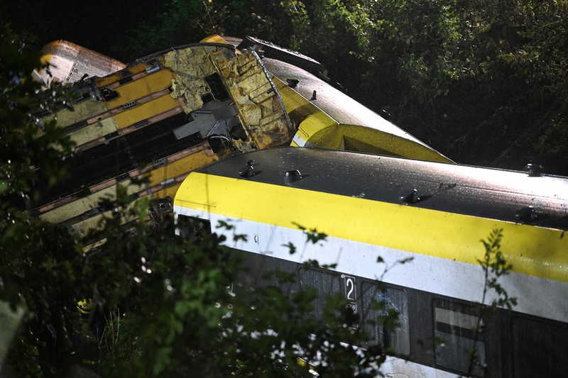 Petugas darurat bekerja di lokasi kereta lokal tergelincir yang menyebabkan kematian beberapa penumpang, di Riedlingen dekat Biberach, Jerman, 27 Juli 2025. Petugas darurat bekerja di lokasi kereta lokal tergelincir yang menyebabkan kematian beberapa penumpang, di Riedlingen dekat Biberach, Jerman, 27 Juli 2025. (REUTERS/Markus Ulmer)