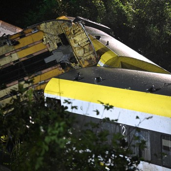 Kereta Tiba-Tiba Anjlok, Angkut 100 Penumpang Panik-Ada Korban Jiwa