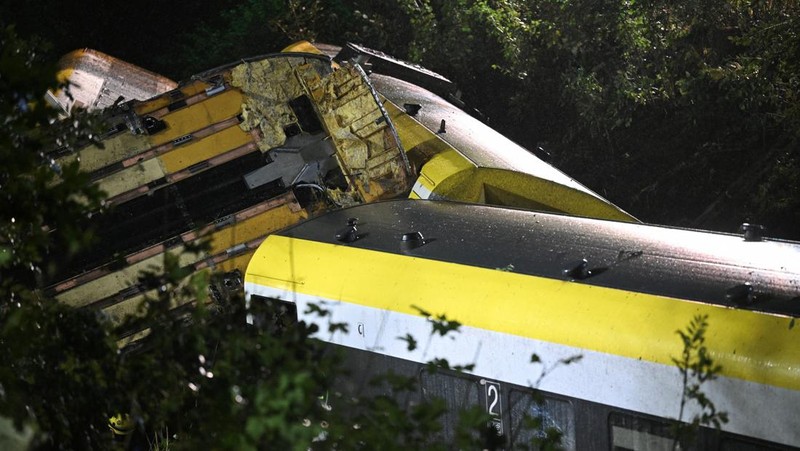 Petugas darurat bekerja di lokasi kereta lokal tergelincir yang menyebabkan kematian beberapa penumpang, di Riedlingen dekat Biberach, Jerman, 27 Juli 2025. (REUTERS/Markus Ulmer)