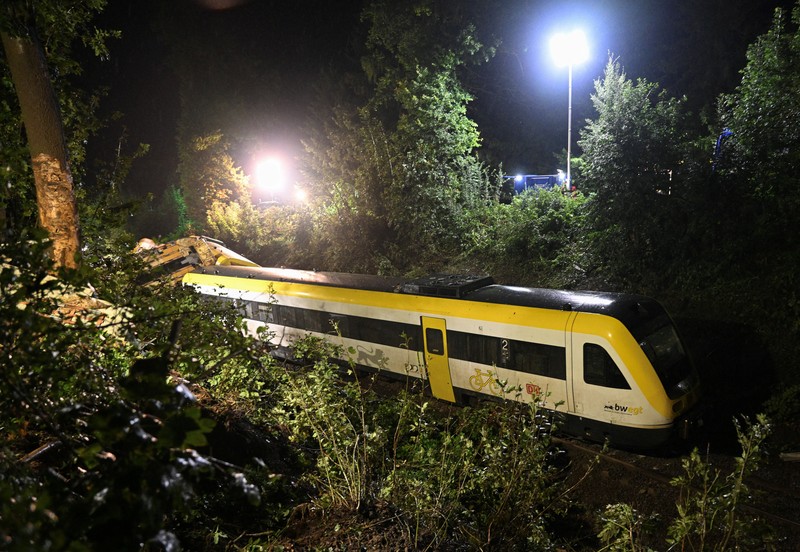 Petugas darurat bekerja di lokasi kereta lokal tergelincir yang menyebabkan kematian beberapa penumpang, di Riedlingen dekat Biberach, Jerman, 27 Juli 2025. Petugas darurat bekerja di lokasi kereta lokal tergelincir yang menyebabkan kematian beberapa penumpang, di Riedlingen dekat Biberach, Jerman, 27 Juli 2025. (REUTERS/Markus Ulmer)