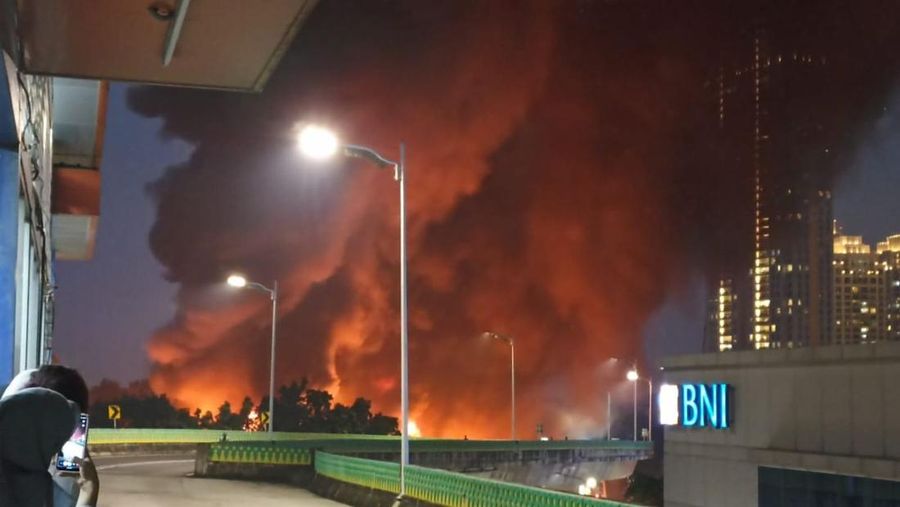 Pasar Taman Puring, Jaksel, terbakar pada Senin (28/7/2025). (Istimewa)
