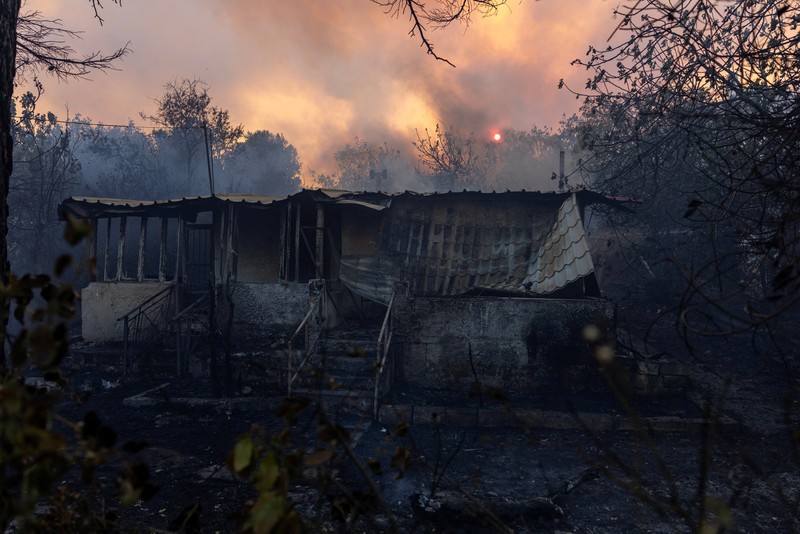 Pemandangan rumah yang hancur akibat kebakaran hutan di desa Kryoneri, dekat Athena, Yunani, 26 Juli 2025. Pemandangan rumah yang hancur akibat kebakaran hutan di desa Kryoneri, dekat Athena, Yunani, 26 Juli 2025. (REUTERS/Alkis Konstantinidis)