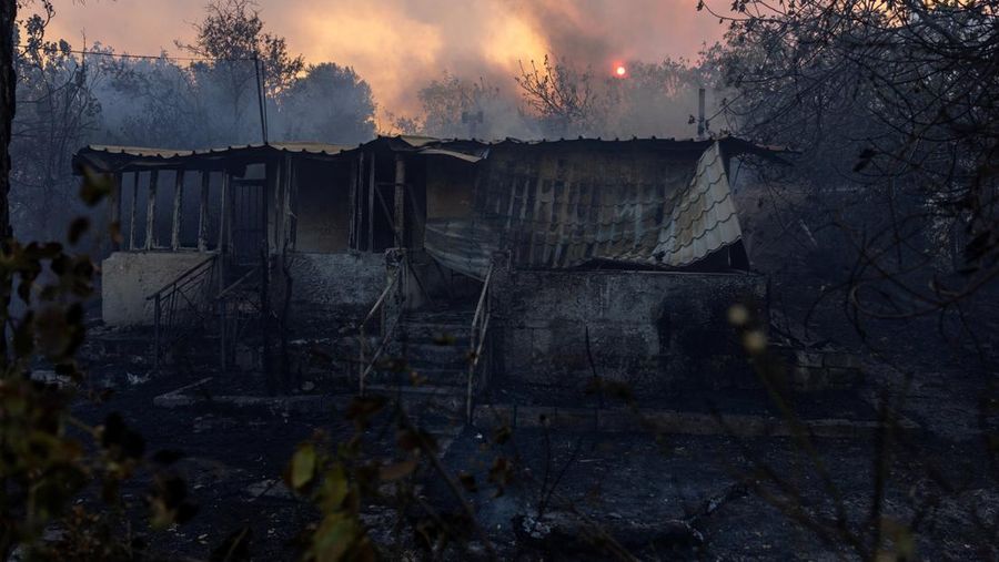 Pemandangan rumah yang hancur akibat kebakaran hutan di desa Kryoneri, dekat Athena, Yunani, 26 Juli 2025. (REUTERS/Alkis Konstantinidis)