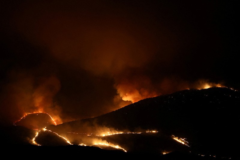 Anggota layanan darurat bekerja untuk memadamkan kebakaran hutan di Kalas, Delvina, Albania, 27 Juli 2025. Anggota layanan darurat bekerja untuk memadamkan kebakaran hutan di Kalas, Delvina, Albania, 27 Juli 2025. (REUTERS/Florion Goga)