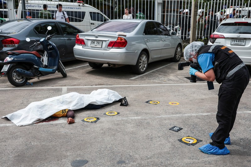 Penembakan massal mengguncang ibu kota Thailand, Bangkok. Penembakan massal mengguncang ibu kota Thailand, Bangkok, Senin (28/7/2025). Empat orang dilaporkan tewas. (REUTERS/PATIPAT JANTHONG)