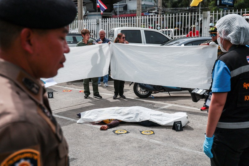 Penembakan massal mengguncang ibu kota Thailand, Bangkok. Penembakan massal mengguncang ibu kota Thailand, Bangkok, Senin (28/7/2025). Empat orang dilaporkan tewas. (REUTERS/PATIPAT JANTHONG)