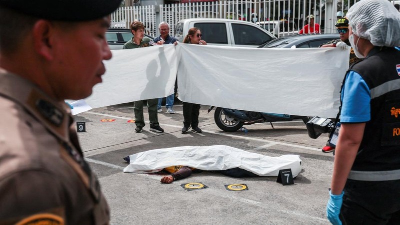Penembakan massal mengguncang ibu kota Thailand, Bangkok, Senin (28/7/2025). Empat orang dilaporkan tewas. (REUTERS/PATIPAT JANTHONG)