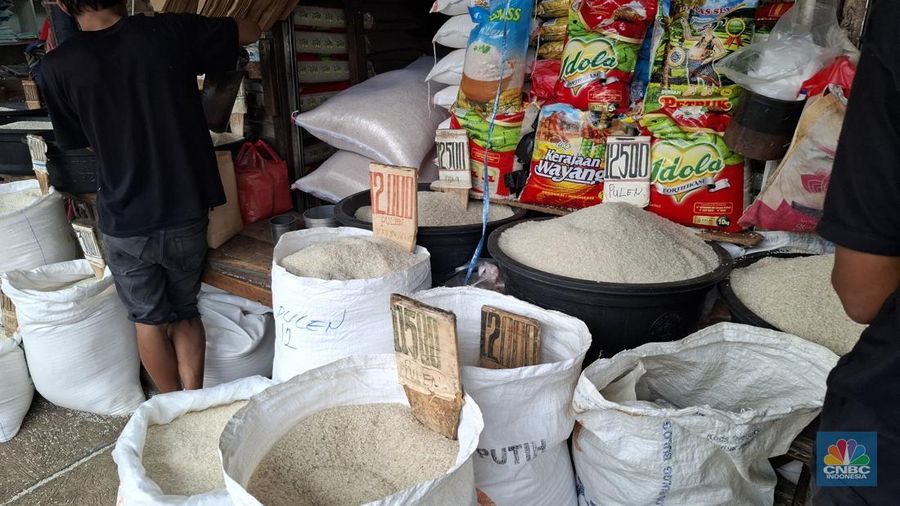 Penyaluran bantuan beras Stabilisasi Pasokan dan Harga Pangan (SPHP) belum menjangkau seluruh pasar di Indonesia, terutama di Pasar Minggu, Jakarta Selatan, Senin (28/7/2025). (CNBC Indonesia/Chandra Dwi Pranata)