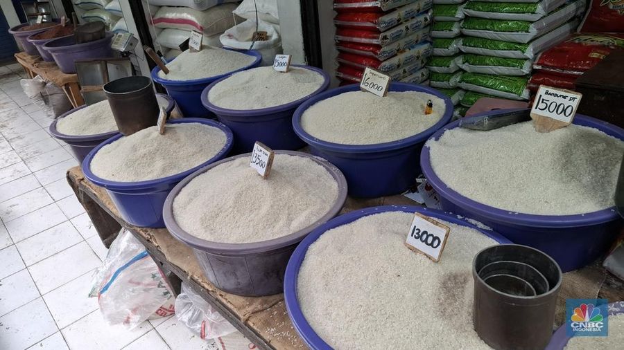 Penyaluran bantuan beras Stabilisasi Pasokan dan Harga Pangan (SPHP) belum menjangkau seluruh pasar di Indonesia, terutama di Pasar Minggu, Jakarta Selatan, Senin (28/7/2025). (CNBC Indonesia/Chandra Dwi Pranata)