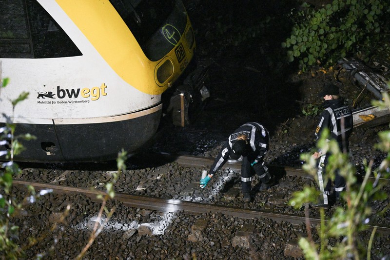 Petugas darurat bekerja di lokasi kereta lokal tergelincir yang menyebabkan kematian beberapa penumpang, di Riedlingen dekat Biberach, Jerman, 27 Juli 2025. Petugas darurat bekerja di lokasi kereta lokal tergelincir yang menyebabkan kematian beberapa penumpang, di Riedlingen dekat Biberach, Jerman, 27 Juli 2025. (REUTERS/Markus Ulmer)