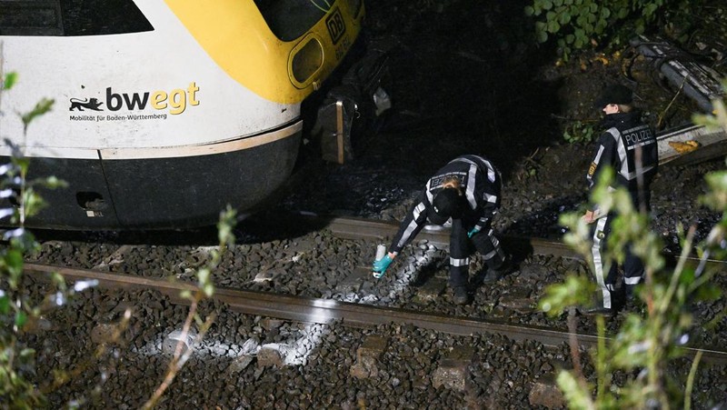 Petugas darurat bekerja di lokasi kereta lokal tergelincir yang menyebabkan kematian beberapa penumpang, di Riedlingen dekat Biberach, Jerman, 27 Juli 2025. (REUTERS/Markus Ulmer)