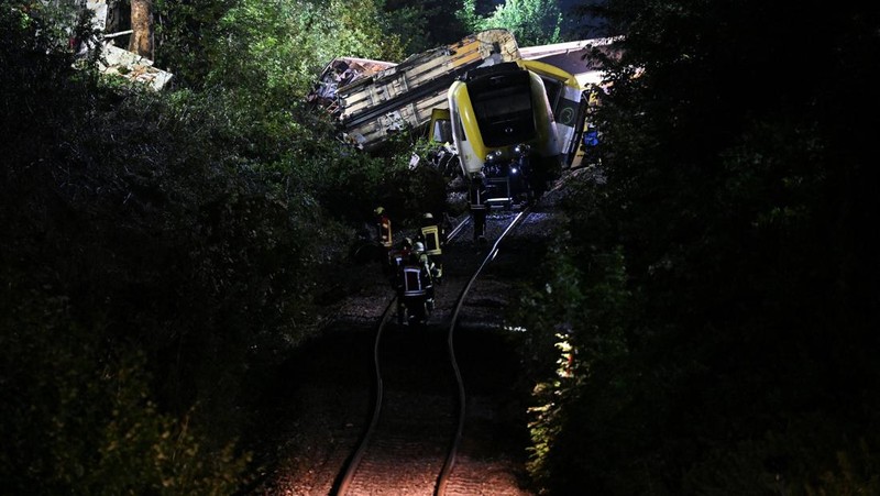 Petugas darurat bekerja di lokasi kereta lokal tergelincir yang menyebabkan kematian beberapa penumpang, di Riedlingen dekat Biberach, Jerman, 27 Juli 2025. (REUTERS/Markus Ulmer)