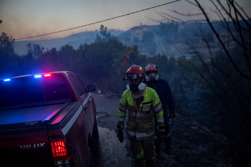 Pemandangan rumah yang hancur akibat kebakaran hutan di desa Kryoneri, dekat Athena, Yunani, 26 Juli 2025. (REUTERS/Alkis Konstantinidis)