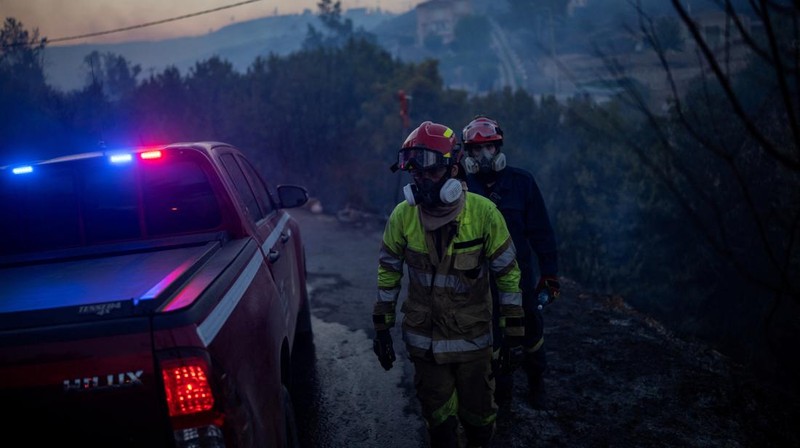 Pemandangan rumah yang hancur akibat kebakaran hutan di desa Kryoneri, dekat Athena, Yunani, 26 Juli 2025. (REUTERS/Alkis Konstantinidis)